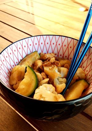 Foto principal de Wok de puerro, coliflor, calabacín y pollo
