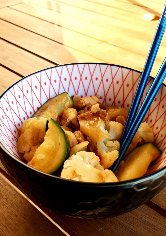 Una foto de Wok de puerro, coliflor, calabacín y pollo