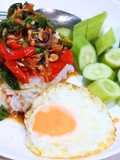 กะเพราปลาหมึกราดข้าวไข่ดาว