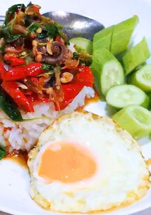 รูปของ กะเพราปลาหมึกราดข้าวไข่ดาว