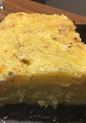 Une photo de Cake de pommes de terre aux herbes et fromage Saint Morêt