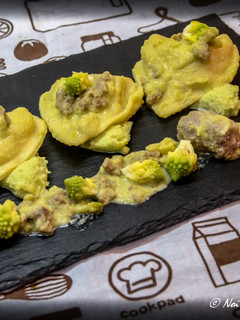 Foto di Tortelloni salsiccia e patate con ragu di broccolo romanesco e salsiccia