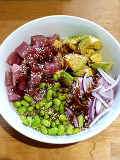Una foto de Poke bowl de atún con coliarroz