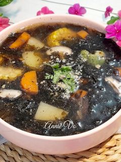 Hình của món Canh súp rong biển nấu xương gà.