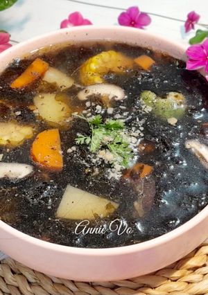 Hình của món Canh súp rong biển nấu xương gà.