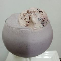 A picture of Blackberry milk shake.