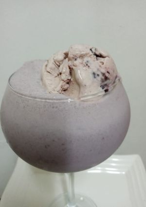 A picture of Blackberry milk shake.