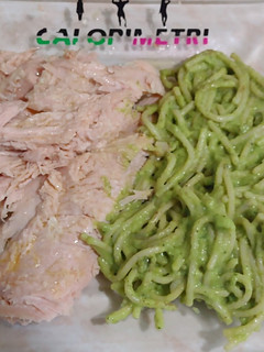 Una foto de Pavo ahumado a la mantequilla y piña con espagueti verde
