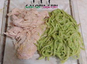Una foto de Pavo ahumado a la mantequilla y piña con espagueti verde
