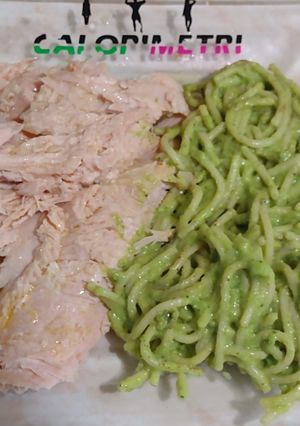 Una foto de Pavo ahumado a la mantequilla y piña con espagueti verde