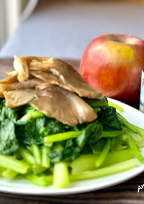 秀珍菇炒菜 / 油菜 的食譜成品照片