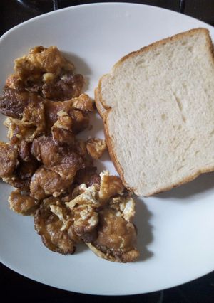 A picture of Fried eggs and bread for breakfast.