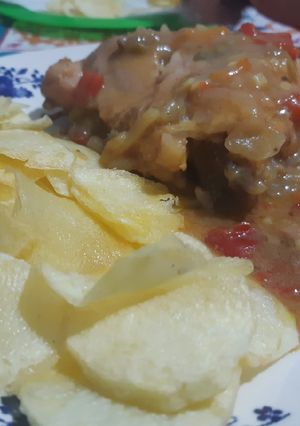 Una foto de Pollo a la mostaza, miel y limón a la cacerola c/ papas crocantes