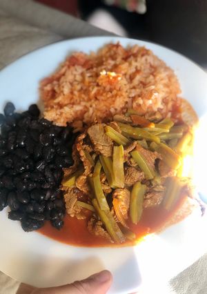 Una foto de Nopales con carne en salsa roja 🍅