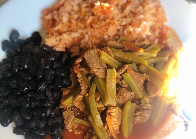 Nopales con carne en salsa roja 🍅 Receta de Esmeralda Hernandez- Cookpad