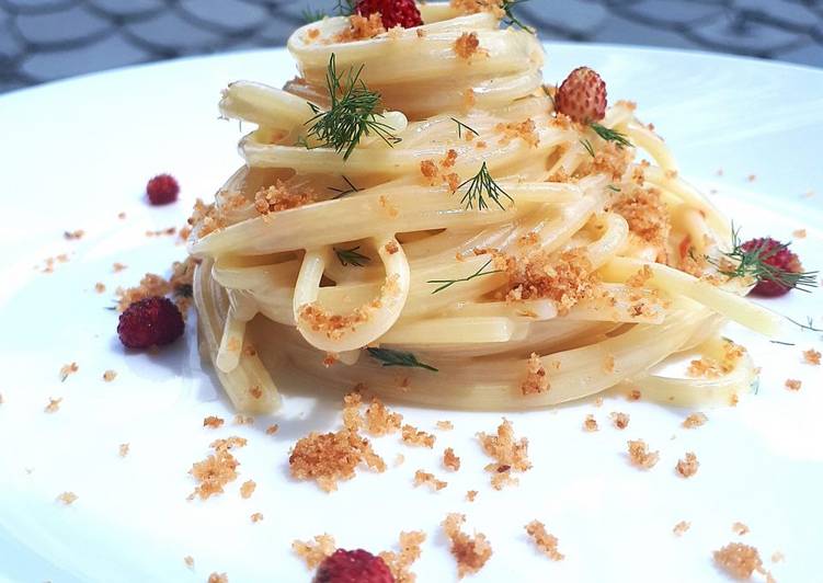 Spaghetti alla fontina Dop, lardo finocchietto e fragoline