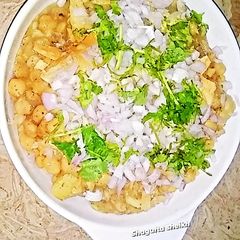 A picture of Ami style chana chat.