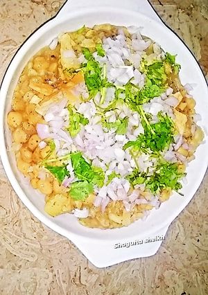 A picture of Ami style chana chat.