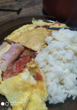 Una foto de Dos tipos de omelette con o sin cebolla