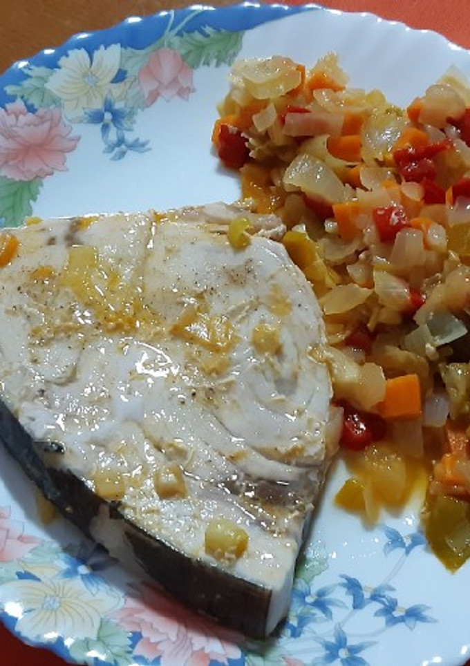 Una foto de Emperador con verduras al vino