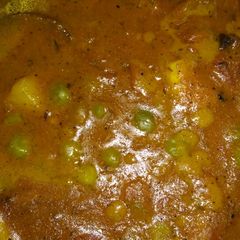 A picture of Aaloo matar curry.