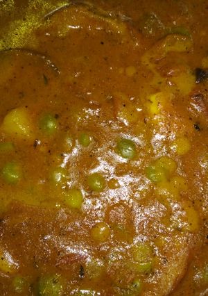 A picture of Aaloo matar curry.