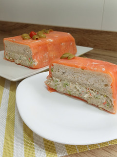 Una foto de Pastel frío con pan de molde y salmón