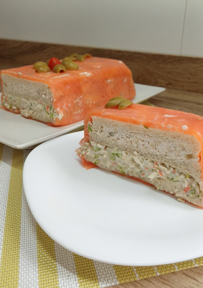Una foto de Pastel frío con pan de molde y salmón