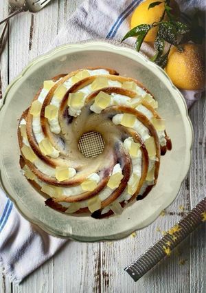 Foto di Ciambella al Limone con Ciliegie