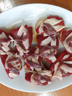 Una foto de Tostas con pimientos del piquillo, ventresca de bonito y anchoas de santoña en salazón