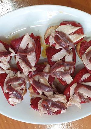 Una foto de Tostas con pimientos del piquillo, ventresca de bonito y anchoas de santoña en salazón