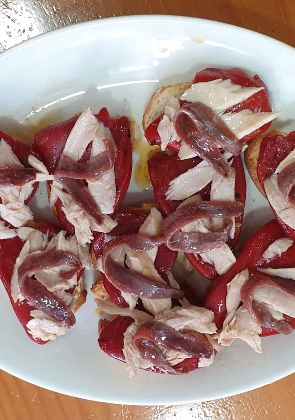 Una foto de Tostas con pimientos del piquillo, ventresca de bonito y anchoas de santoña en salazón