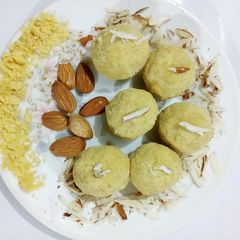 A picture of Besan k laddoo.