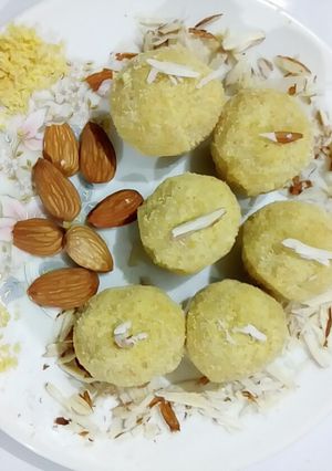 A picture of Besan k laddoo.