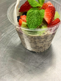 Una foto de Yogurt natural con chía y frutas naturales