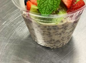 Una foto de Yogurt natural con chía y frutas naturales