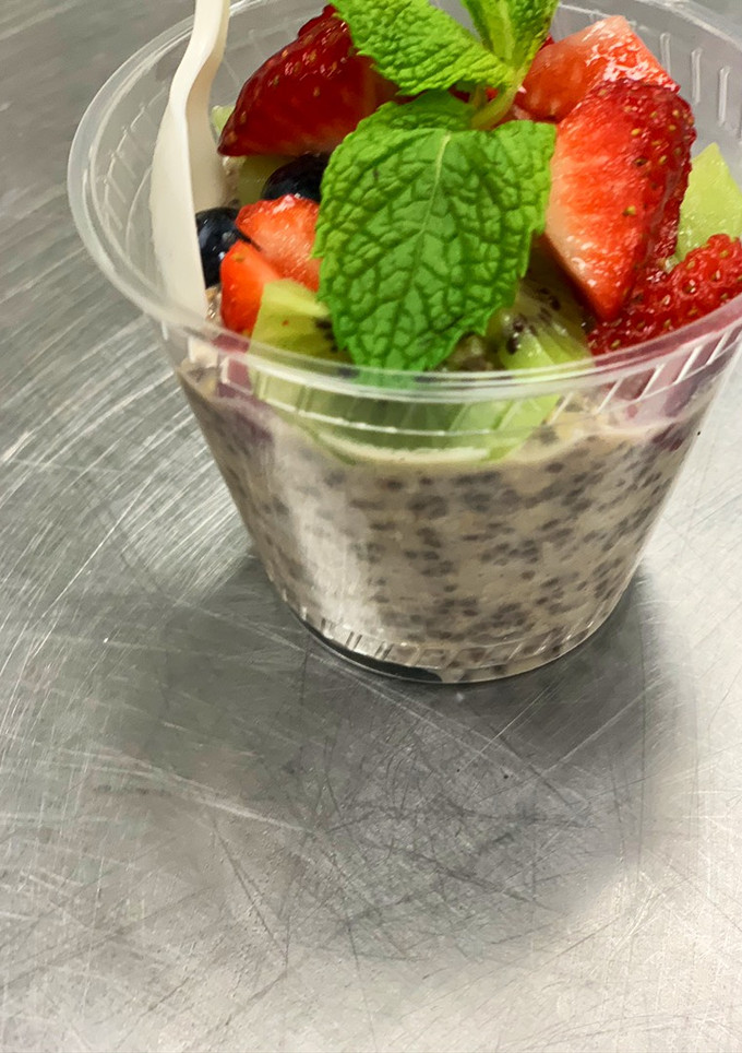 Una foto de Yogurt natural con chía y frutas naturales