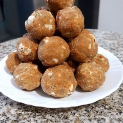 A picture of Gond-Makhana Laddu.