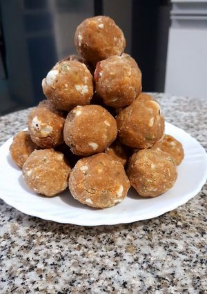 A picture of Gond-Makhana Laddu.
