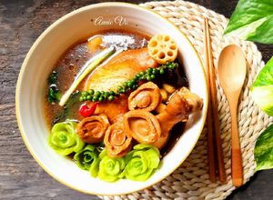 Hình của món Canh gà và bào ngư tiềm.