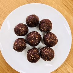 A picture of Chocolate nutty energy balls.