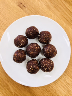 A picture of Chocolate nutty energy balls.