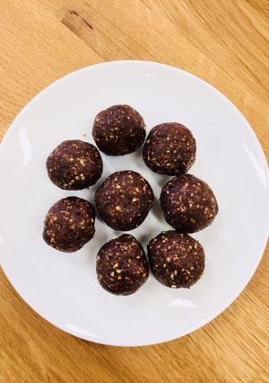 A picture of Chocolate nutty energy balls.