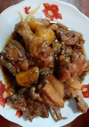 Hình của món Gà kho khoai tây xì dầu cay.