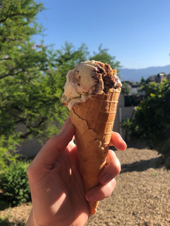 A picture of Vanilla bean ice cream with ginger biscuits, caramel and chocolate.