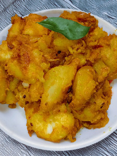सूखे आलू का मसालेदार सब्जी(sukhe aloo ki masaledar sabzi recipe in hindi) रेसिपी मुख्य फोटो