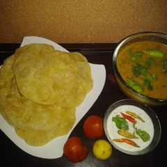 A picture of Alootarkari and puri.