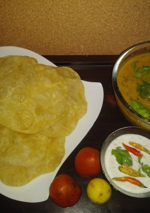 A picture of Alootarkari and puri.