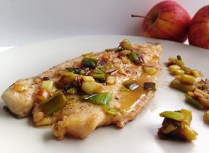 Una foto de Lubina a la manzana con ajetes tiernos