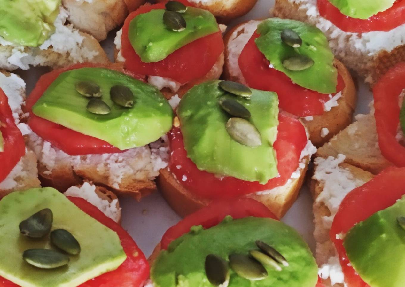 Tostas de queso Burgos con aguacate